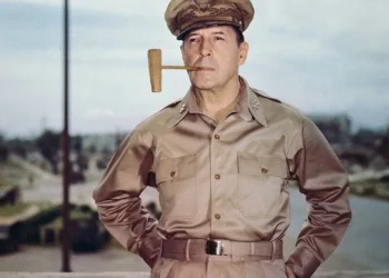 مک‌آرتور در طول دوران حرفه‌ای پربار خود، از شمایل‌نگاری شخصی خود به عنوان ابزاری استراتژیک استفاده کرد.